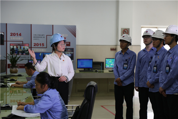 長電政治宣傳員為新入職員工宣講習近平能源安全新戰(zhàn)略在浙能的實踐。 溫作仁 攝.jpg