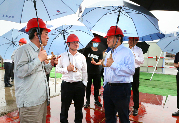 省人大常委會黨組副書記、副主任李衛寧（右一）調研浙能樂清電廠三期項目。 樓瑋瑤 攝.jpg