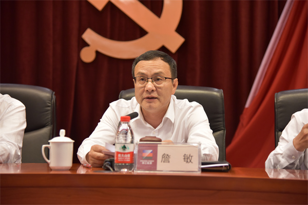 集團黨委副書記、總經理詹敏宣讀表彰文件。 祝益軍 攝.jpg