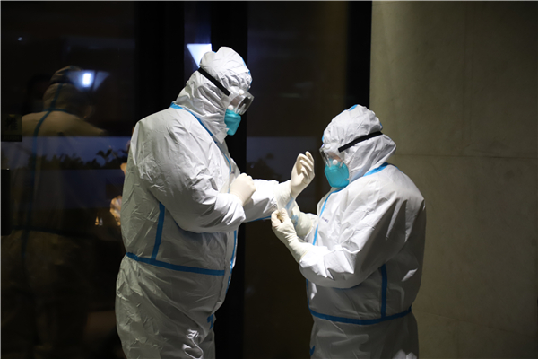 醫護人員化身暖心大白,守護人民健康。 殷夢奇 攝.jpg 醫護人員化身暖心大白,守護人民健康。 殷夢奇 攝.jpg